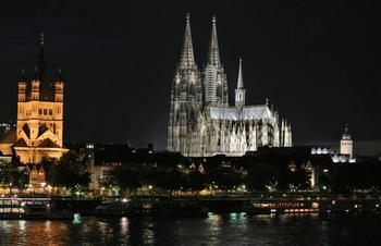 【ドイツ】ケルン大聖堂の夜景。AwzTp.jpg