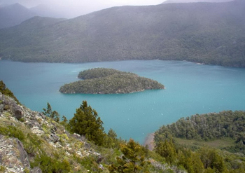 【ハート型地形２９】グティエレス湖、、アルゼンチンにあるハート型の島[1].jpg