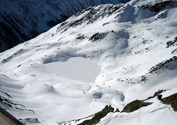 【ハート型地形３１】オーストリアのアルプスにある凍った湖].jpg