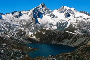 【ハート型地形３３】チベットの標高5,000メートルの山 Zhuo Yong Mountain にあるZhuo Yong Cuo と呼ばれる湖[1].jpg