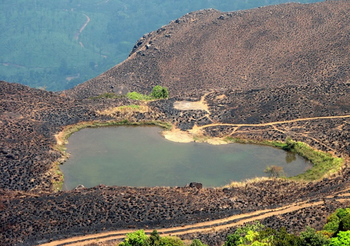 【ハート型地形４２】インドのケーララ州にあるChembra Peak にあるハート型の湖1].jpg