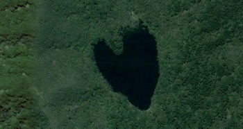 【ハート型地形４７】北海道の観音岳近くを撮影した空中写真で見つかったハート型の湖[1].jpg
