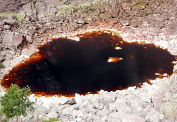【ハート型地形５０】ブラジルのカショエイロにある血のようなハート型の池4[1].jpg
