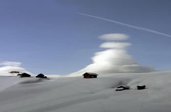 雲と雪と山小屋.jpg